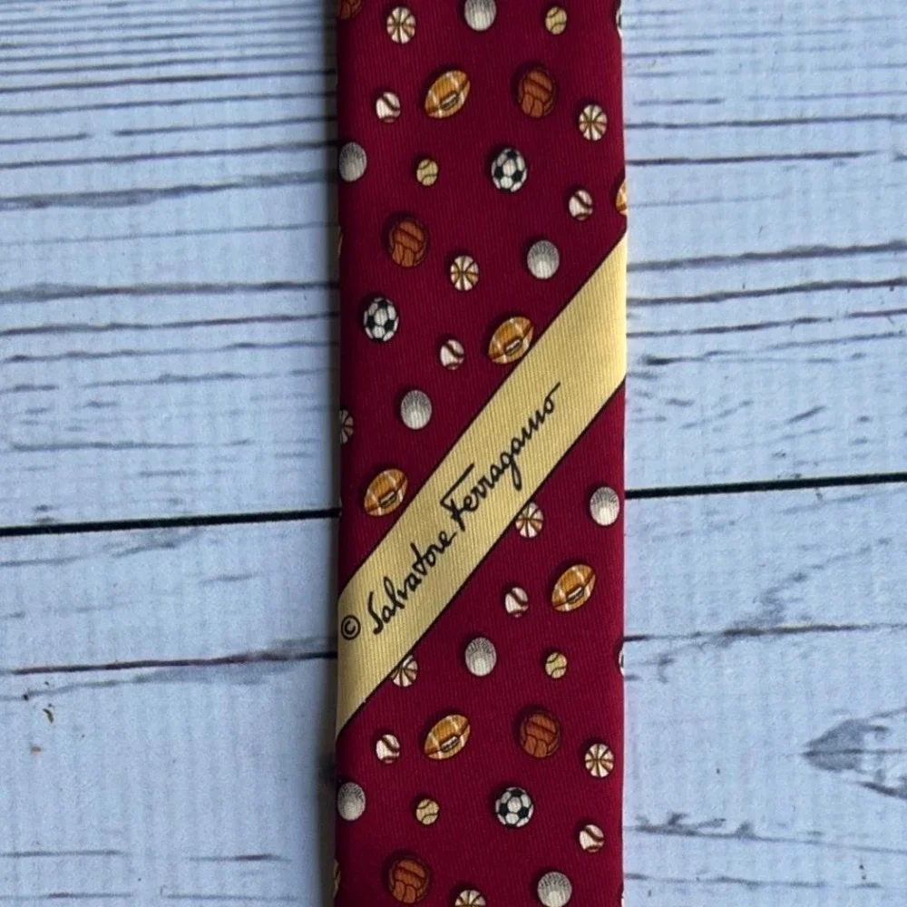 Salvatore Ferragamo Mens Red 100% Silk Sports Designer Neck Tie Italy Ivy League